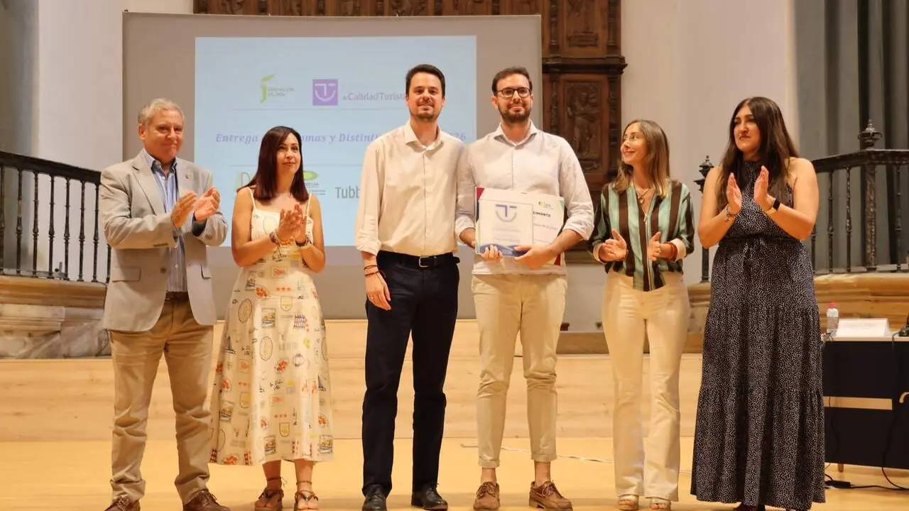 Manuel Rela&ntilde;o recibe los distintivos SICTED para Arjona. | Ayuntamiento de Arjona