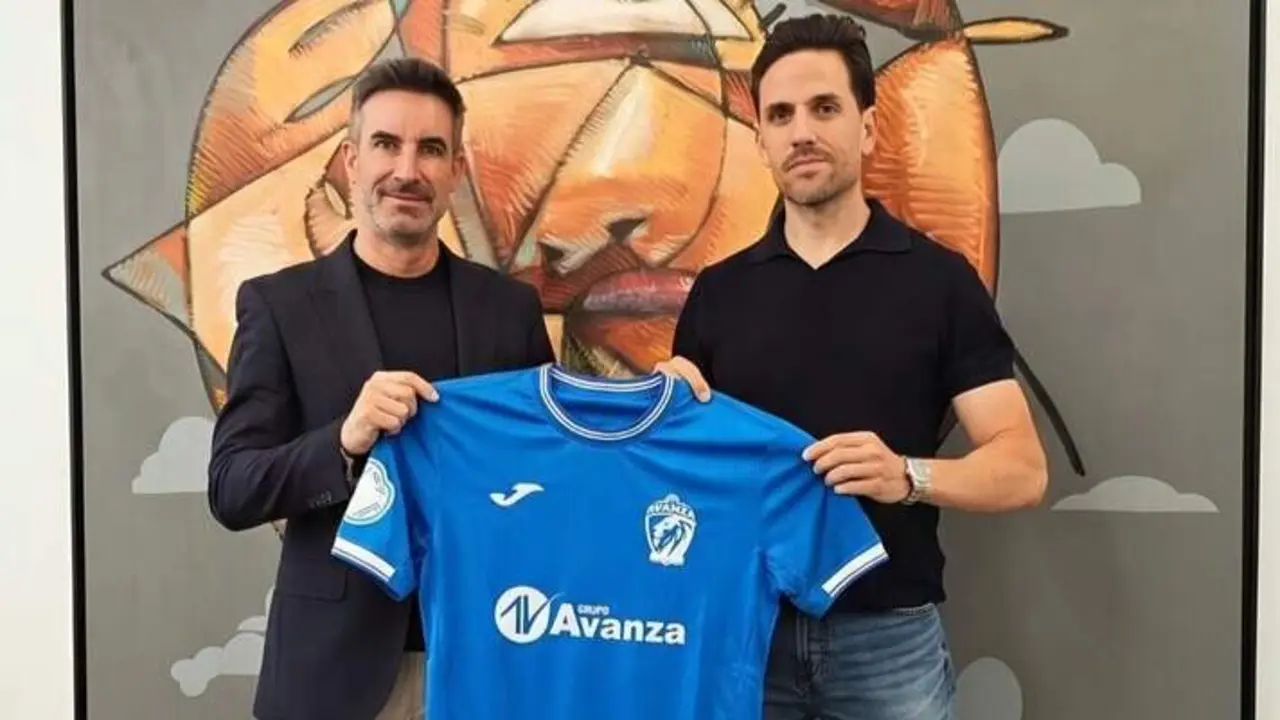 El presidente del Avanza Ja&eacute;n, Javier de la Casa, y el t&eacute;cnico Ferm&iacute;n Hidalgo posan con la camiseta del club. - Foto: Avanza Ja&eacute;n FS