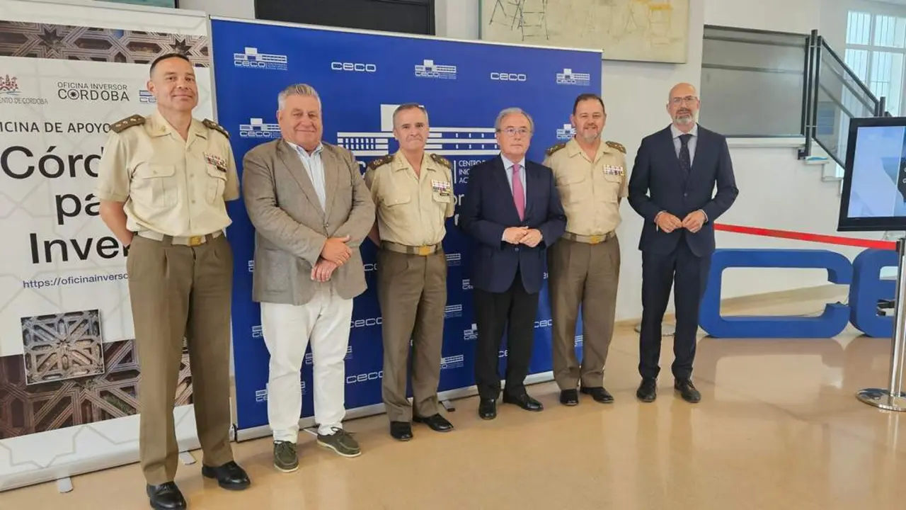 El presidente de CECO, Antonio D&iacute;az, y el teniente general Guillermo Ram&iacute;rez Altozano en la foto familar tras el encuentro. | Europa Press.