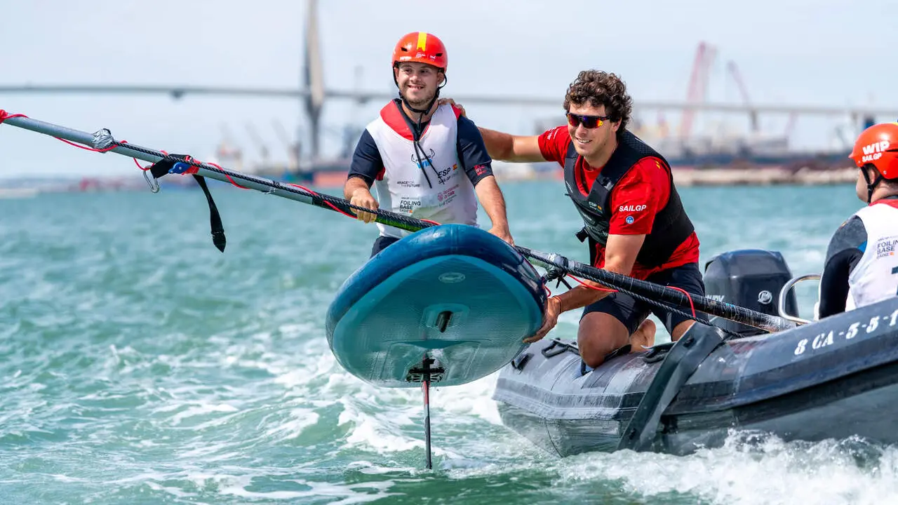 Primeros vuelos de asociaciones gaditanas
en las jornadas de foiling adaptado de Foiling Base C&aacute;diz.