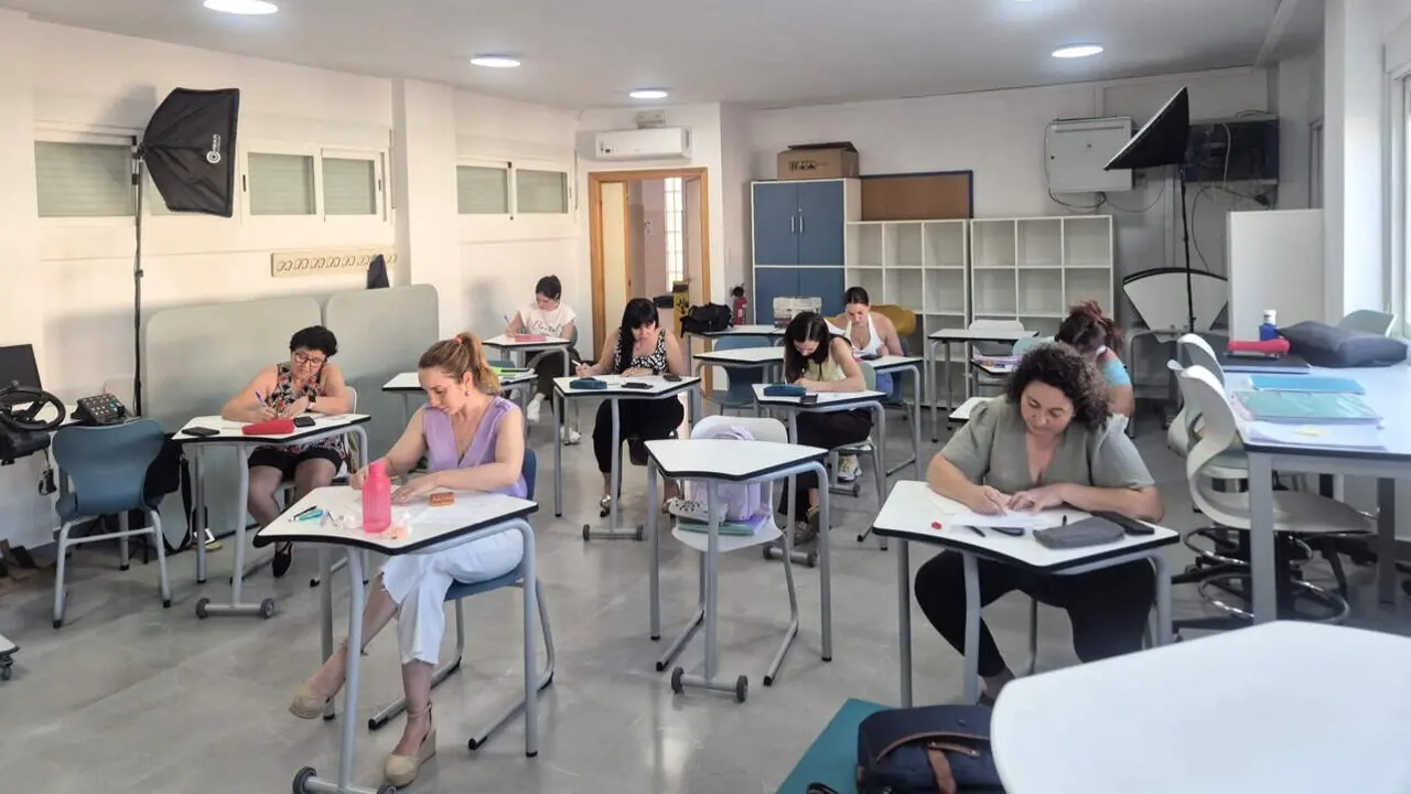 Alumnos de la modalidad semipresencial en el IES Antonio de Mendoza.