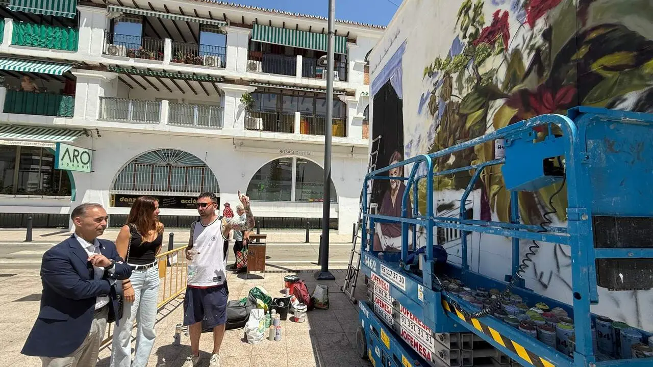Las autoridades supervisan la obra de Pueblosol.| Redacci&oacute;n