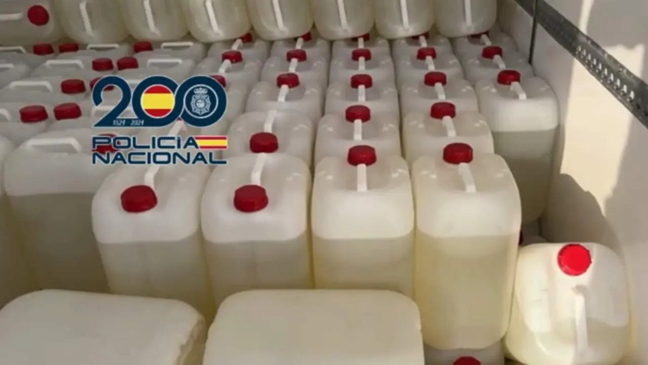 Bidones con gasolina destinadas a abastecer a las narcolanchas en la provincia de C&aacute;diz.
- POLIC&Iacute;A NACIONAL