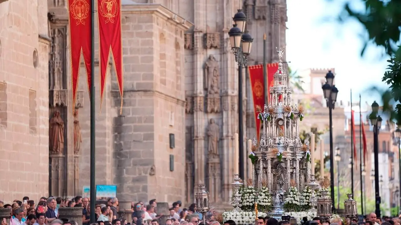 La custodia de Arfe durante la procesi&oacute;n del Corpus Christi de Sevilla | JOAQU&Iacute;N CORCHERO - E.P.
