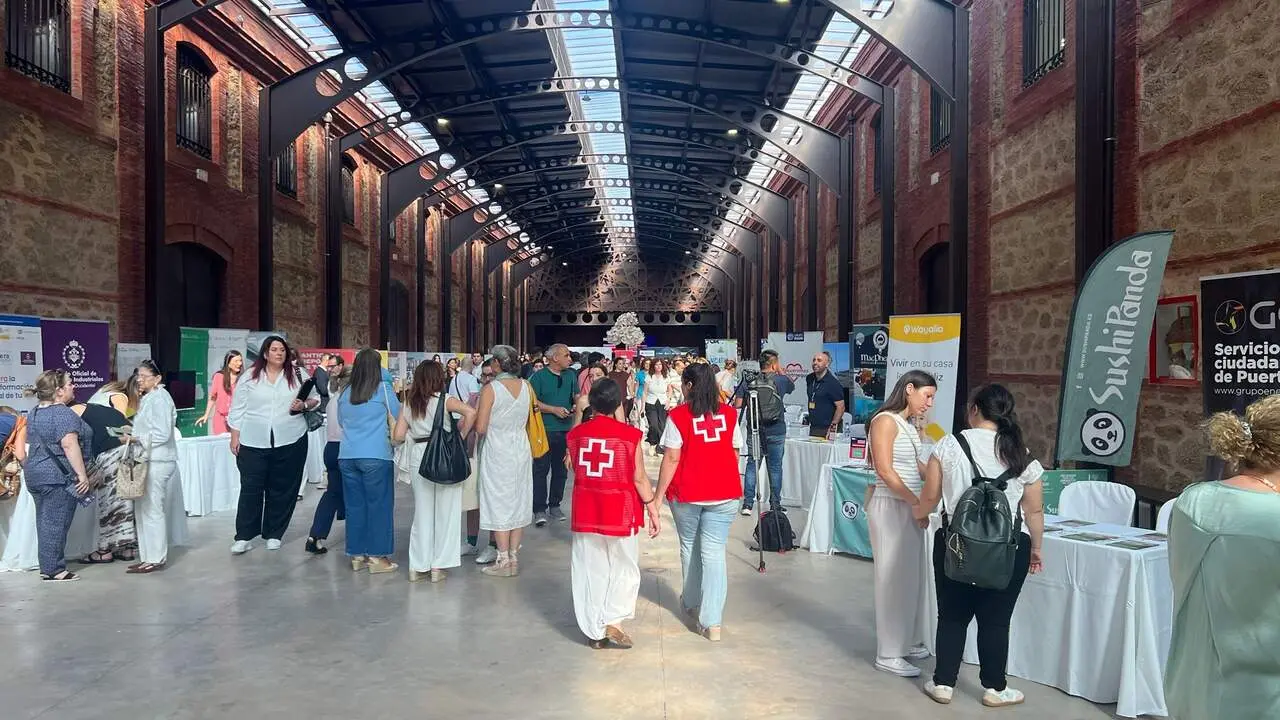 Stands de diferentes empresas en el espacio Entre Andenes de los Dep&oacute;sitos de Tabaco de C&aacute;diz. / DM