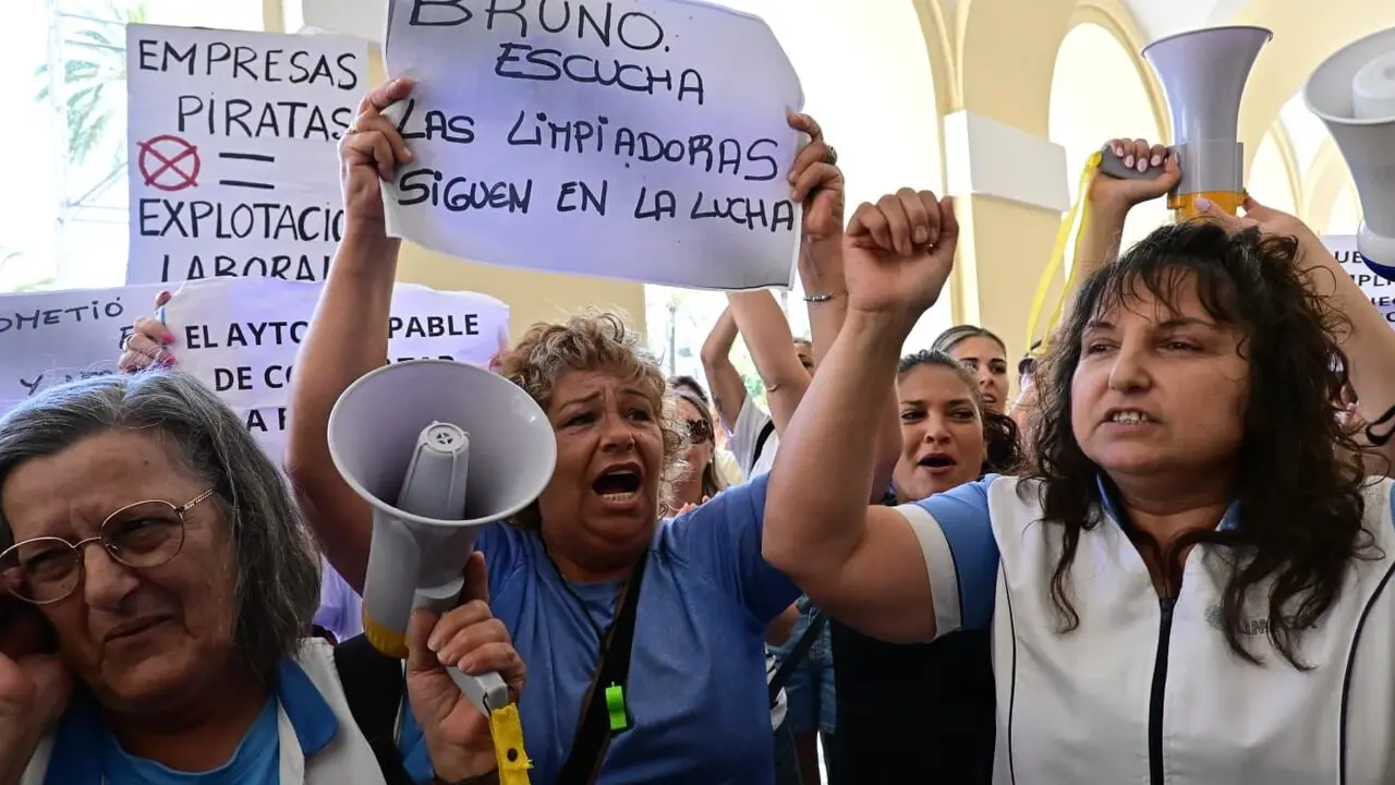 Protesta de las limpiadoras de dependencias municipales este jueves. / Eulogio Garc&iacute;a