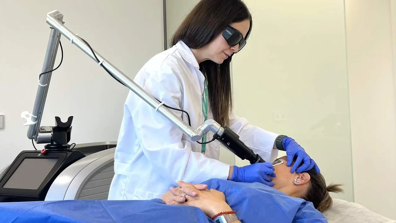  La doctora Carmen Alc&aacute;nta utiliza el l&aacute;ser picosegundos con una paciente.<br>- HOSPITAL QUIR&Oacute;NSALUD C&Oacute;RDOBA 
