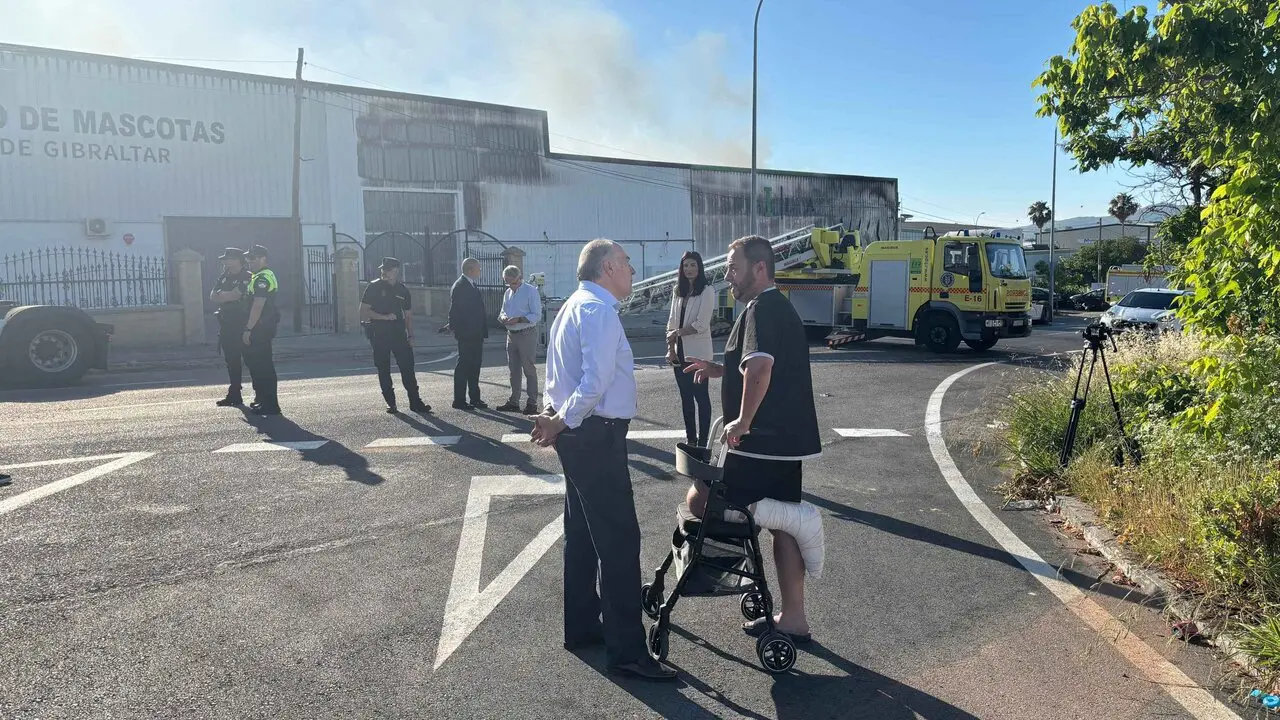 Cuatro responsables municipales, con el alcalde en primer plano, desplazados hasta el lugar del incendio - J.M. 