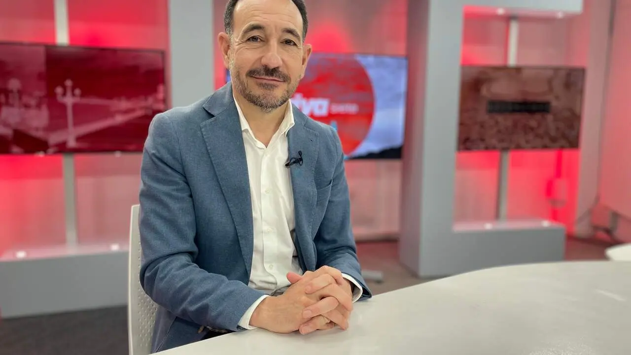 El socialista Fernando L&oacute;pez Gil en los estudios de 7 TV. |  Jim&eacute;nez
