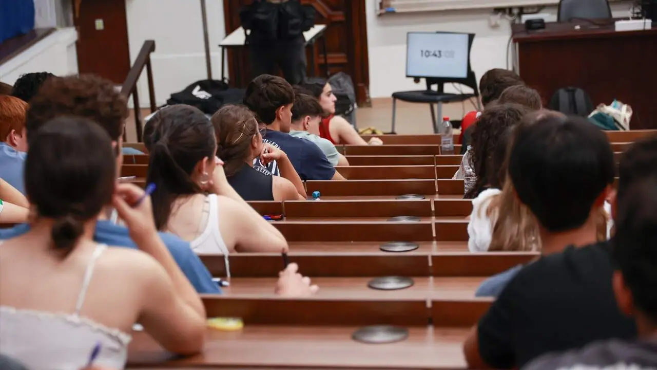 Im&aacute;genes de la primera jornada de la Prueba de Acceso a la Universidad (PAU) de 2026 en Sevilla.
- Roc&iacute;o Ruz - Europa Press