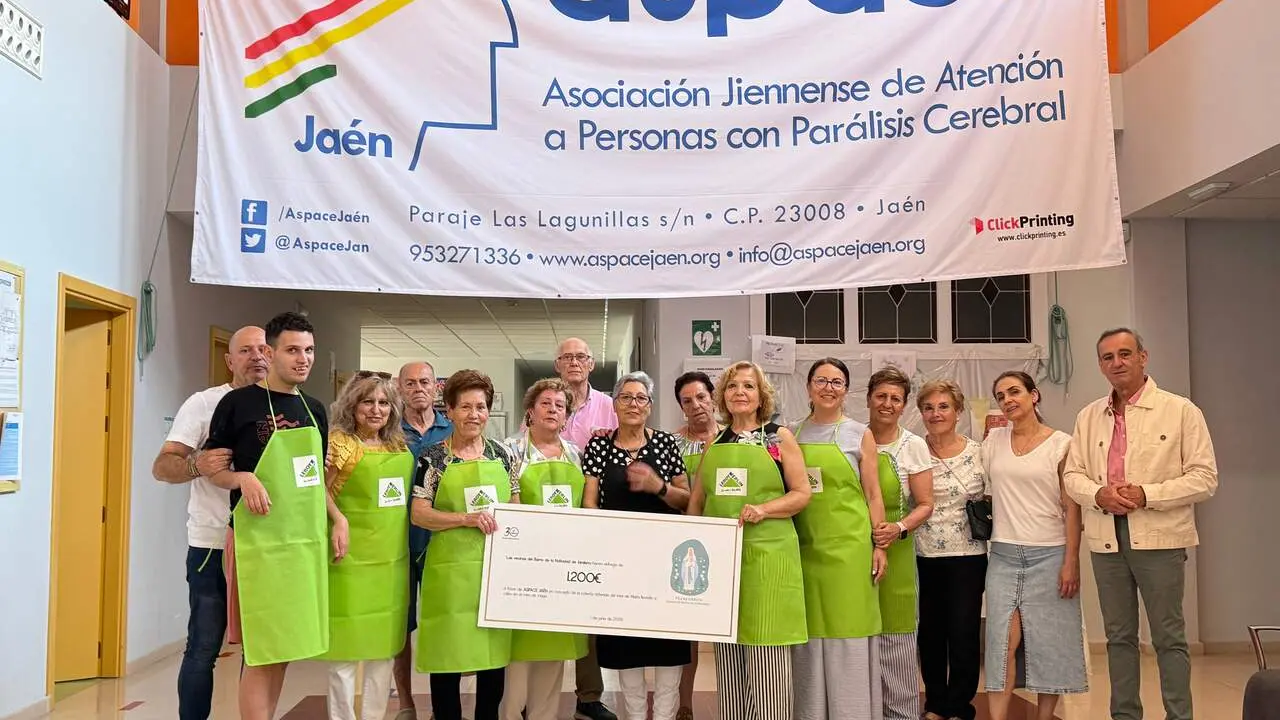 Las vecinas del barrio de la Natividad comparten una jornada de convivencia en torno al machacao.