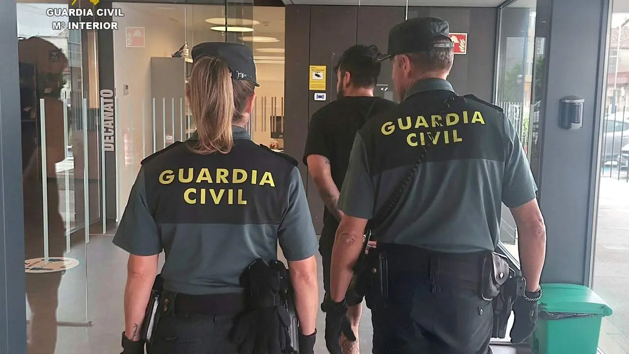  La Guardia Civil detuvo en Tui (Pontevedra) a un hombre de 30 a&ntilde;os. | Europa Press. 
