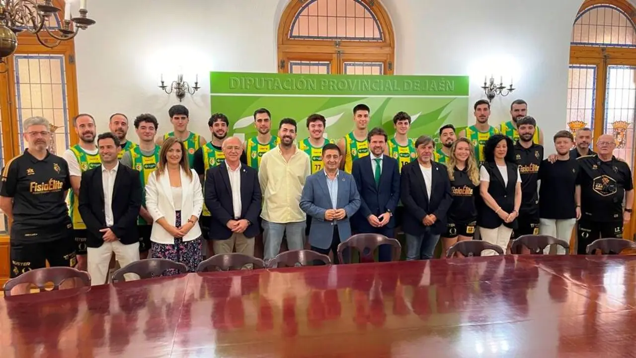 El presidente de la Diputaci&oacute;n, Paco Reyes, junto a los jugadores, cuerpo t&eacute;cnico y dirigentes del Ja&eacute;n Para&iacute;so Interior Baloncesto. - Foto: Diputaci&oacute;n