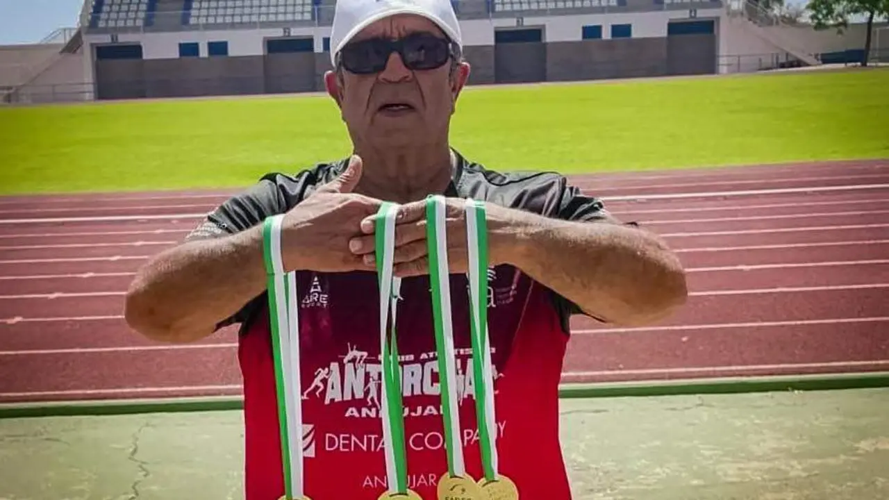 El isle&ntilde;o Toni Palma luce sus medallas. | A.I.C.