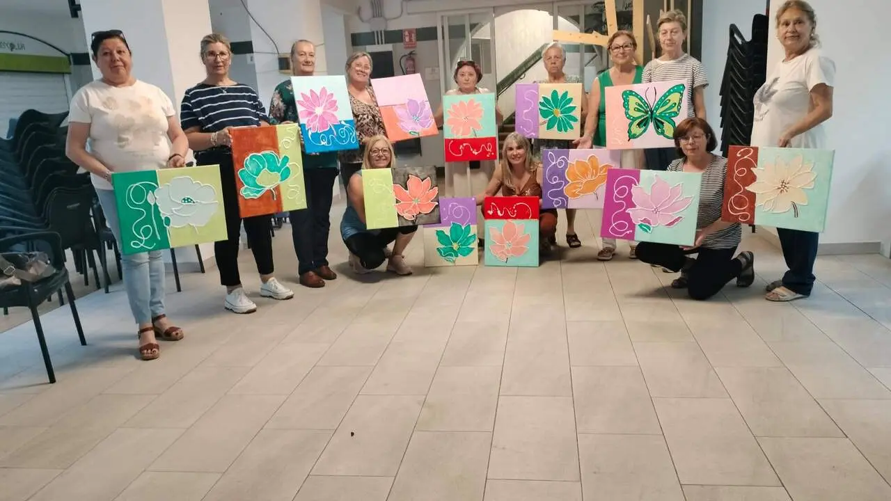 Participantes en el taller de pintura. | Ayuntamiento de Lopera