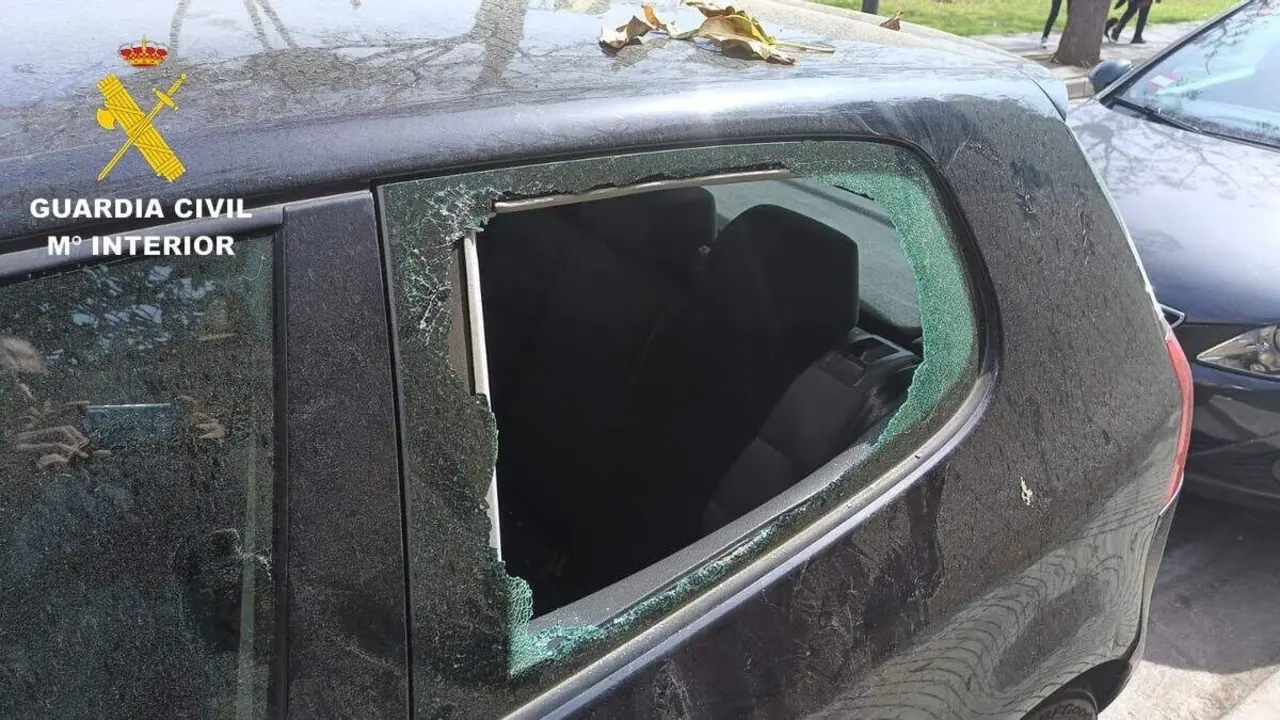 Uno de los coches aparcados junto a la estaci&oacute;n de Salteras objeto de robo.| GUARDIA CIVIL