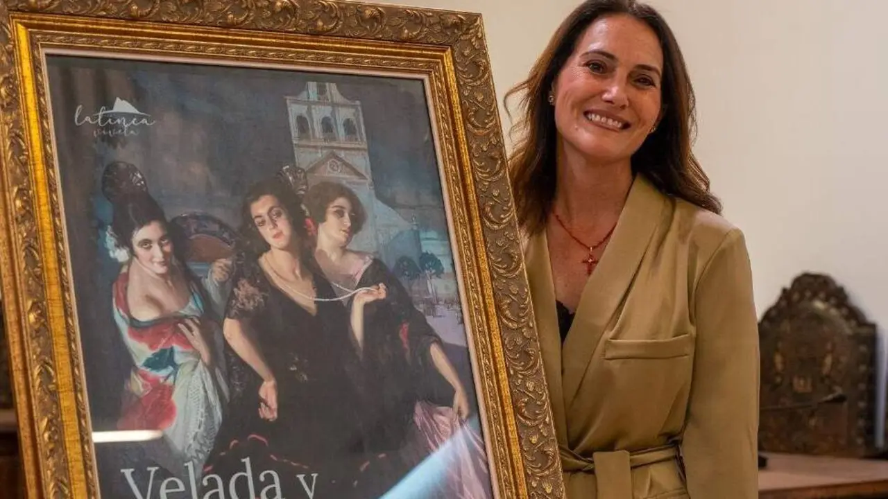 Ascensi&oacute;n Pero, la pregonera, junto al cartel de la feria de La L&iacute;nea | Fabi&aacute;n Espa&ntilde;a