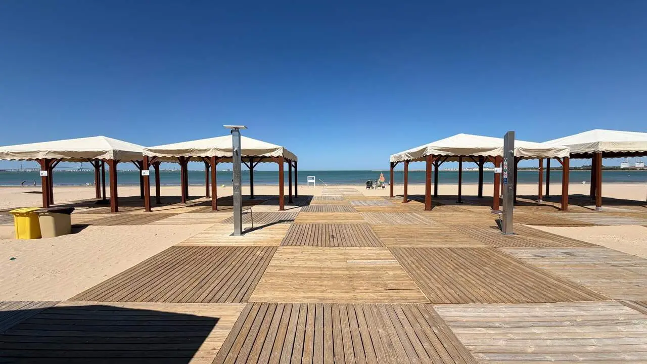 Una de las playas de nuestra ciudad, en las que se deben respetar las normas incluidas en el Bando. | VIVA