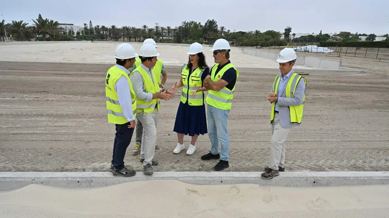 La alcaldesa de Almer&iacute;a, Mar&iacute;a del Mar V&aacute;zquez, visita las obras del Arena Center de El Toyo. | Europa Press.