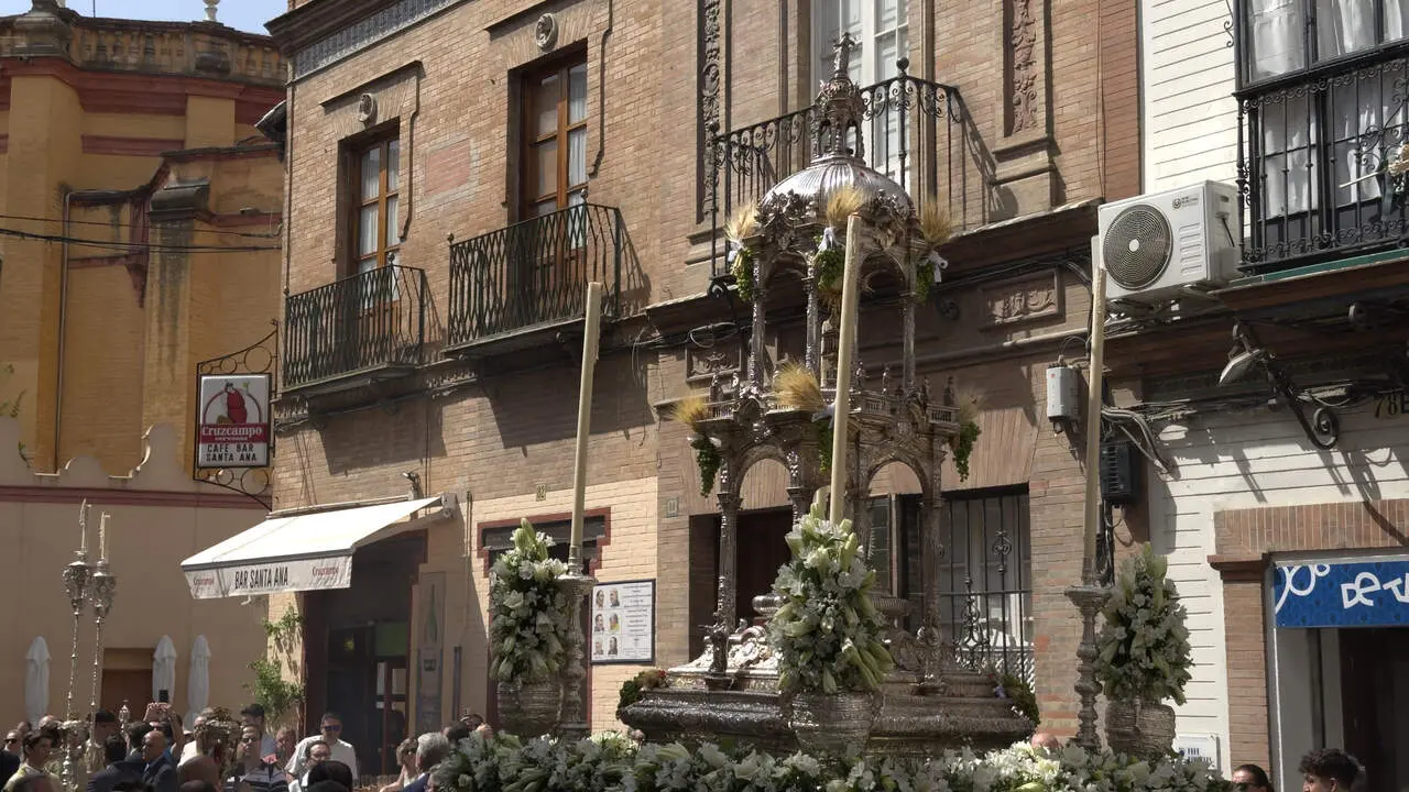El Sant&iacute;simo Sacramento por las calles de Triana