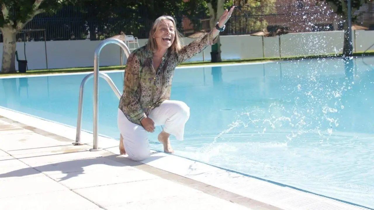 Isabel Alb&aacute;s en la piscina de la Fuensanta. | Europa Press.