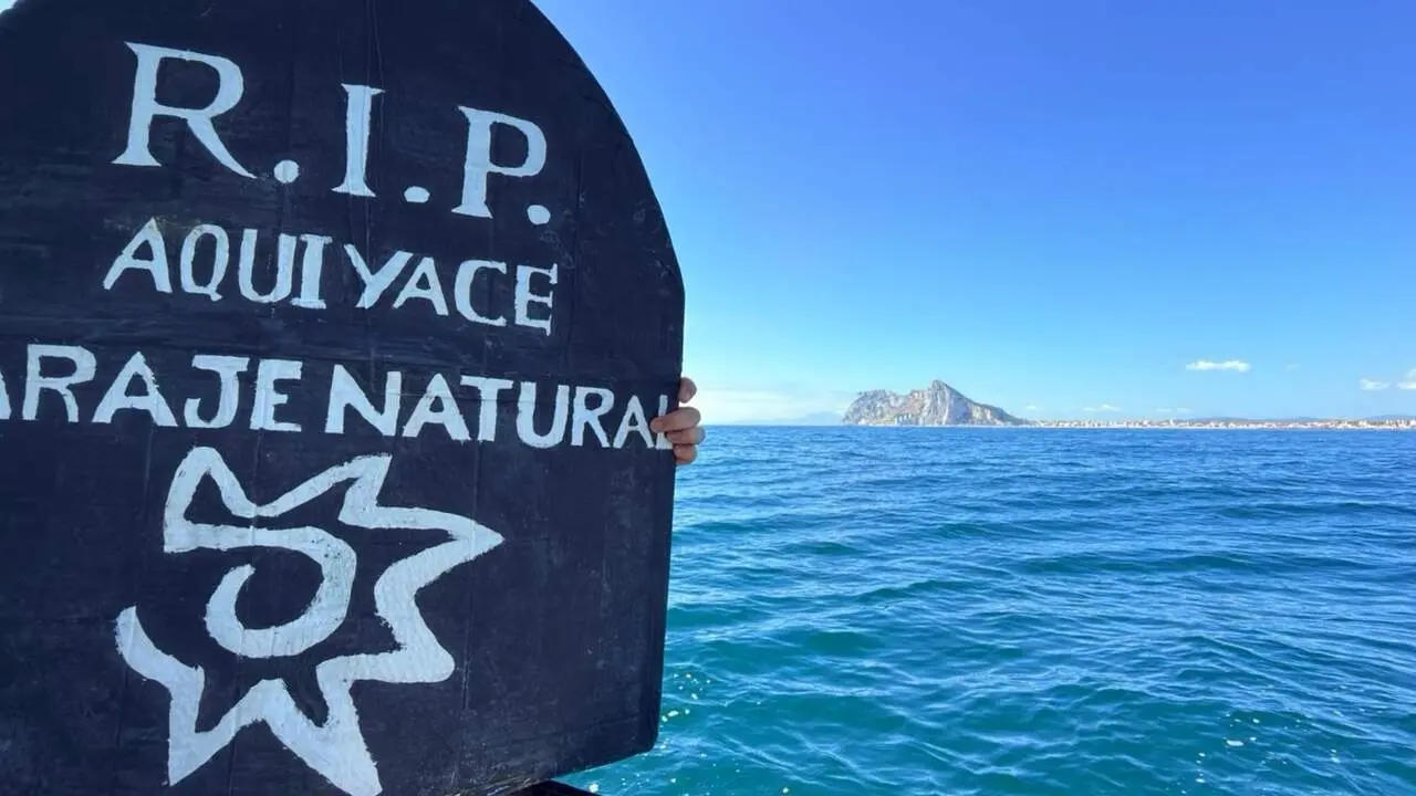 Imagen compartida por los ecologistas, con el Pe&ntilde;&oacute;n de fondo - Verdemar