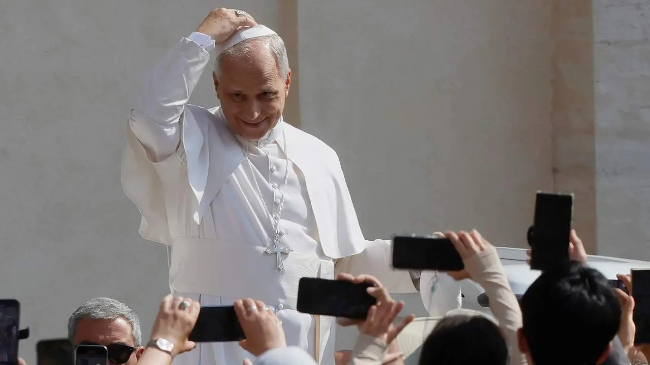 (Foto de ARCHIVO)
Udienza Generale  Papa Leone XIV benedice  uno zucchetto offerto da un fedele  - Citt&Euml;&dagger; del Vaticano  &Ntilde; Mercoled' 18 Giugno 2025 - Cronaca ( photo Cecilia Fabiano / LaPresse)..General Audience Pope Lion XIV blessing a skullcap offered by faithful Vatican City - Tuesday  , 18 June  ,2025 - News - (photo by Cecilia Fabiano/LaPresse)

Europa Press/Contacto/Cecilia Fabiano
18/6/2025