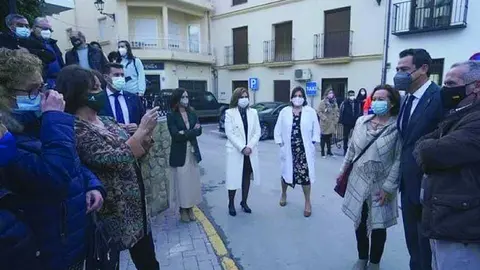 La viceconsejera de Salud, Catalina Garc&iacute;a, fotograf&iacute;a al presidente de la Junta, Juanma Moreno, en Jimena. - imagen de la red social de la delegada de Salud Trinidad Rus