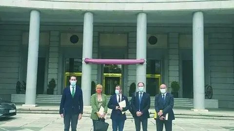 Comitiva jiennense en el Ministerio de Defensa - VIVA JA&Eacute;N