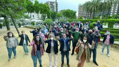 Elena Gonz&aacute;lez y Erik Dom&iacute;nguez, en el centro, junto a militantes y ediles del PP - VIVA JA&Eacute;N