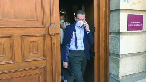 Antonio M&eacute;ndez Asencio a su salida del Ayuntamiento - 7TV