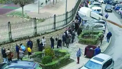 Cola de espera ante el centro de salud de la Explanada de &Uacute;beda. - VIVA JA&Eacute;N