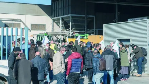 Concentraci&oacute;n en una cooperativa el pasado jueves con motivo del paro del sector agrario. - EFE/Jos&eacute; Manuel Pedrosa