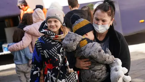 Una madre y sus dos hijos refugiados ucranianos a su llegada. - Europa Press