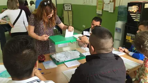 Una joven jiennense votando - VIVA JA&Eacute;N