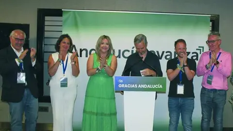 Juan Bravo y Erik Dom&iacute;nguez con el resto del equipo de PP. - VIVA JA&Eacute;N