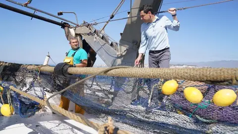 Juanma Moreno, en procesi&oacute;n marinera de la Virgen del Carmen. - VIVA JA&Eacute;N