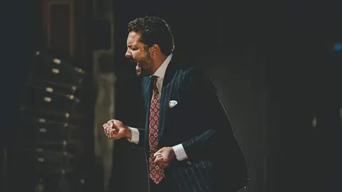 Jes&uacute;s M&eacute;ndez cantando una saeta.