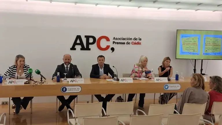 Mercedes Colombo, junto al alcalde, en la presentaci&oacute;n de las Jornadas de Periodismo con &Ntilde; en la sede de la APC. / VIVA