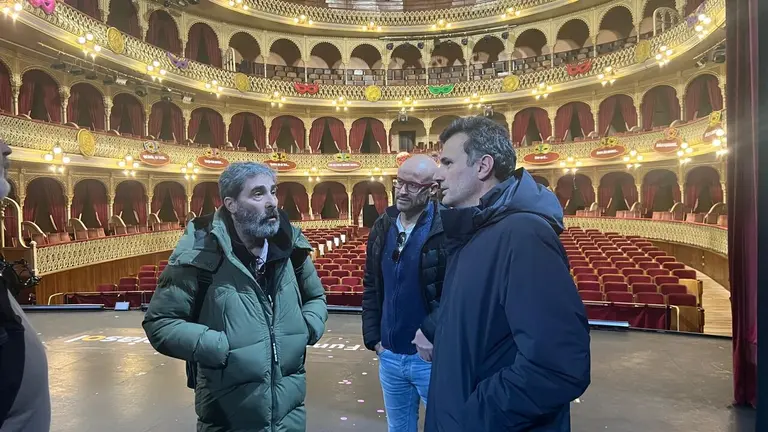 El alcalde, Bruno Garc&iacute;a, dialoga con Antonio Mart&iacute;nez Ares sobre las tablas del Gran Teatro Falla. / DM