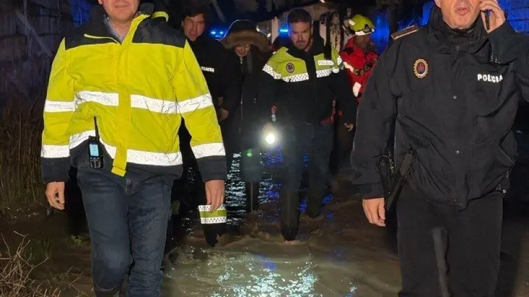 El alcalde de C&oacute;rdoba, Jos&eacute; Mar&iacute;a Bellido, y el jefe de la Polic&iacute;a Local, Juan D&iacute;az, visitan parcelaciones ante desalojos por la crecida del r&iacute;o Guadalquivir.