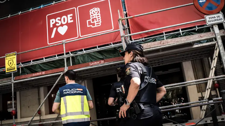 Agentes de la Polic&iacute;a Nacional en la sede nacional del PSOE. | Europa Press.