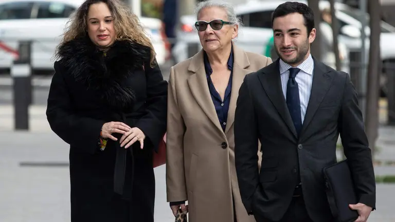 La empresaria Carmen Pano(d), y su hija, Leonor Gonz&aacute;lez Pano(i), a su llegada a la Audiencia Nacional. | Europa Press.