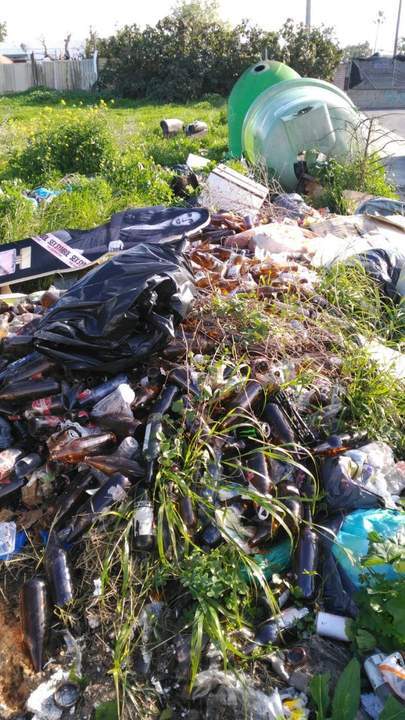 Vidrio sin reciclar en el polÃ­gono industrial La Gallarda.