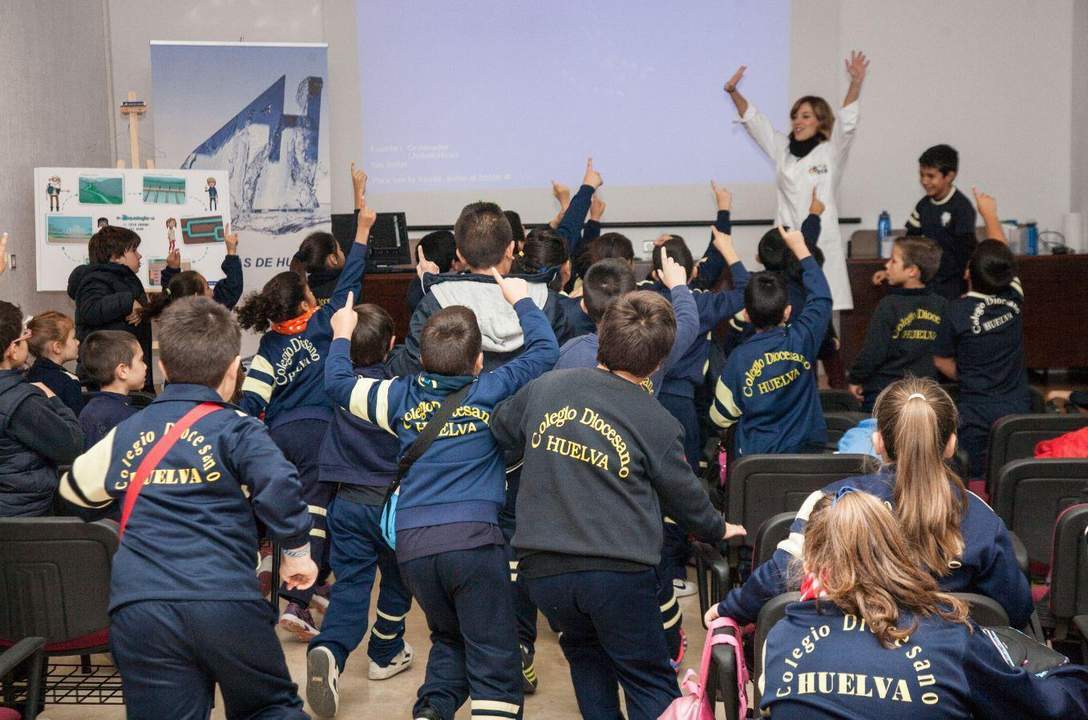 Actividades en el salón de actos y presentación de la mascota - muppet de EMAHSA a los colegios.