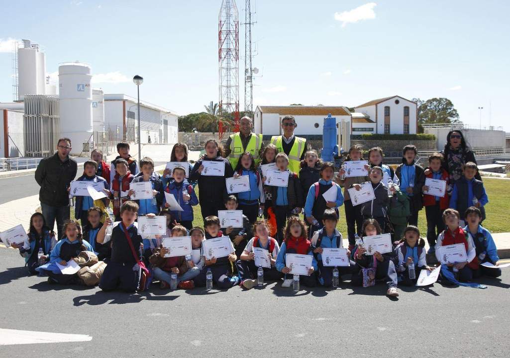 Alumnos del colegio Maristas Colón de Huelva en la ETAP El Conquero.