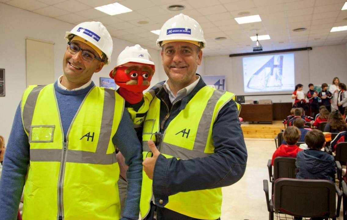 Actividades en el salón de actos y presentación de la mascota - muppet de EMAHSA a los colegios.