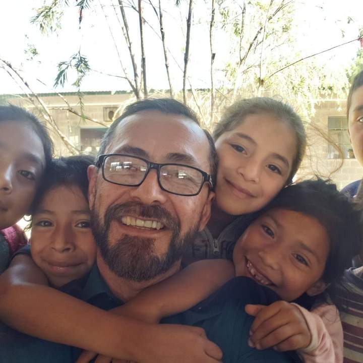 Sergio Godoy con los niÃ±os. 