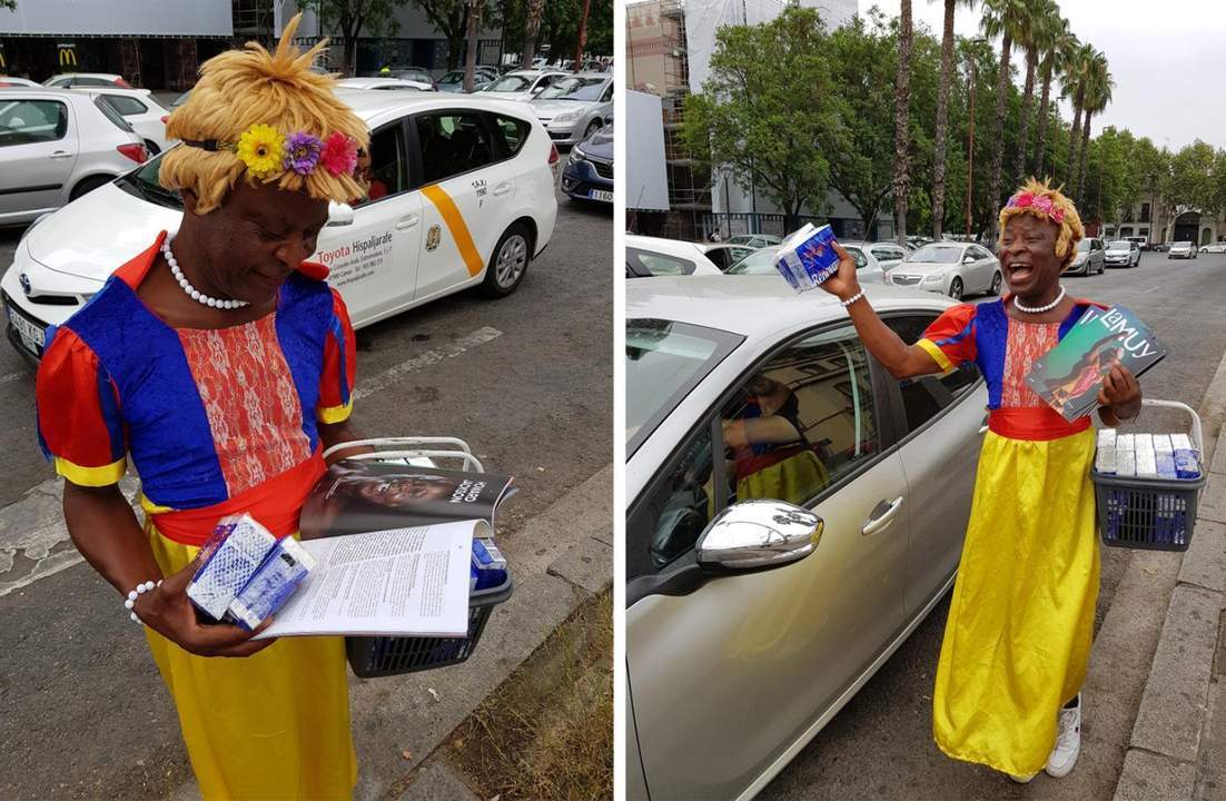 Howard Jackson reparte la revista de la que Ã©l mismo es portada.