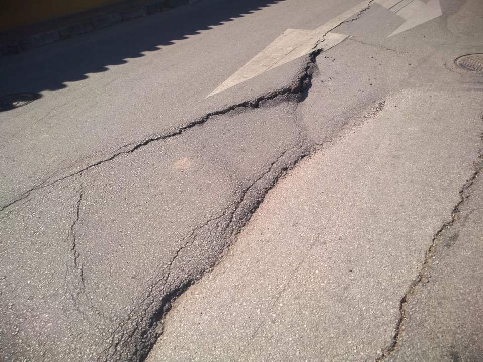 El pavimento en mal estado que se encuentra en calle Degas en Campanillas.